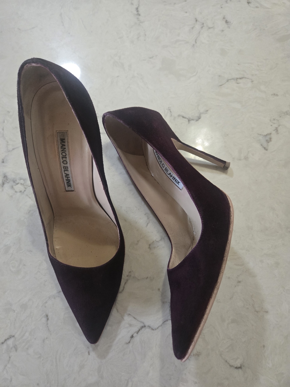 Manolo Blahnik Women's Pointed Suede Pumps in Plum 6.5 - Picture 3 of 14